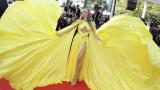 Mỹ nhân 50 tuổi bị chiếc váy hở bạo phản chủ khi tạo dáng ở Cannes