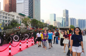 Không khí lễ hội sôi động tại bến Bạch Đằng với dàn pháo rực rỡ