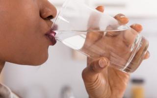 Phụ nữ tuổi thọ ngắn mỗi lần uống nước sẽ thấy cơ thể phản ứng theo 3 cách này, bạn cũng nên kiểm tra xem