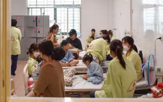 Bệnh viện quá tải do nhiều trẻ Hà Nội mắc RSV trở nặng, phải hỗ trợ hô hấp