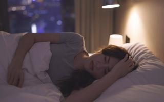 Tại sao lạ chỗ lại gây ra khó ngủ?