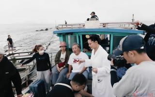 Bùi Lan Hương thoát y bên mẫu nam trong MV do Nguyễn Quang Dũng đạo diễn