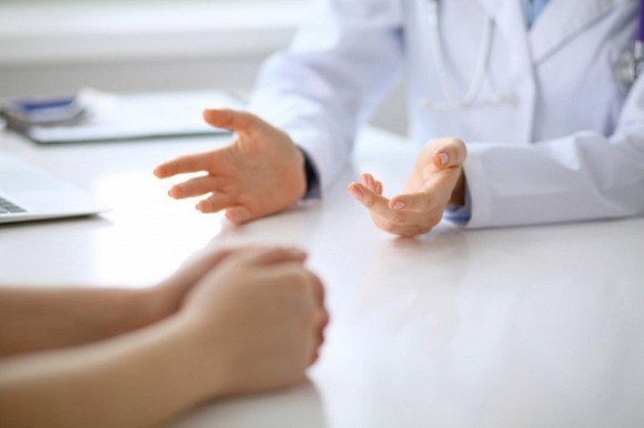 Trước khi mất, vợ nắm tay bạn thân nhất đặt vào tay tôi rồi nói lời trăn trối cuối cùng khiến tôi vô cùng khó xử
