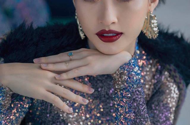 Lương Thùy Linh tung ảnh “lột xác“ đẹp sang chảnh khoe chân dài 1m22