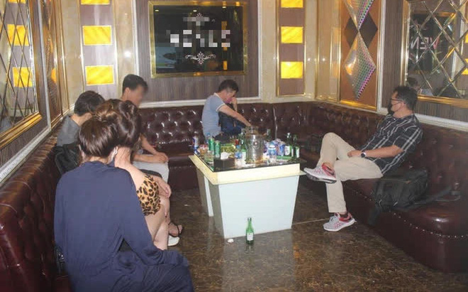 Hà Nội: Bắt quả tang hơn 20 khách Hàn Quốc và gần 20 nhân viên nữ đang hát karaoke giữa dịch COVID