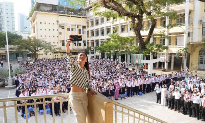 Huỳnh Như 'cháy' cùng học sinh Trường Chuyên Trần Đại Nghĩa